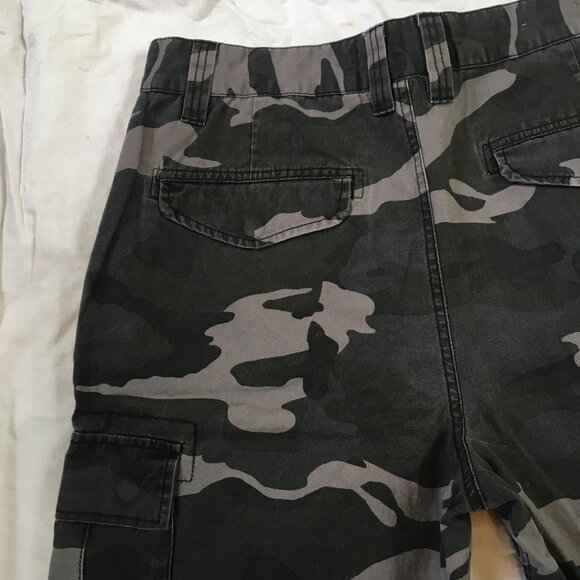 Foot Locker Mens Camo Cargo Shorts Size 34 Pockets Cotton Zipper Gray Camouflage - Picture 11 of 14
